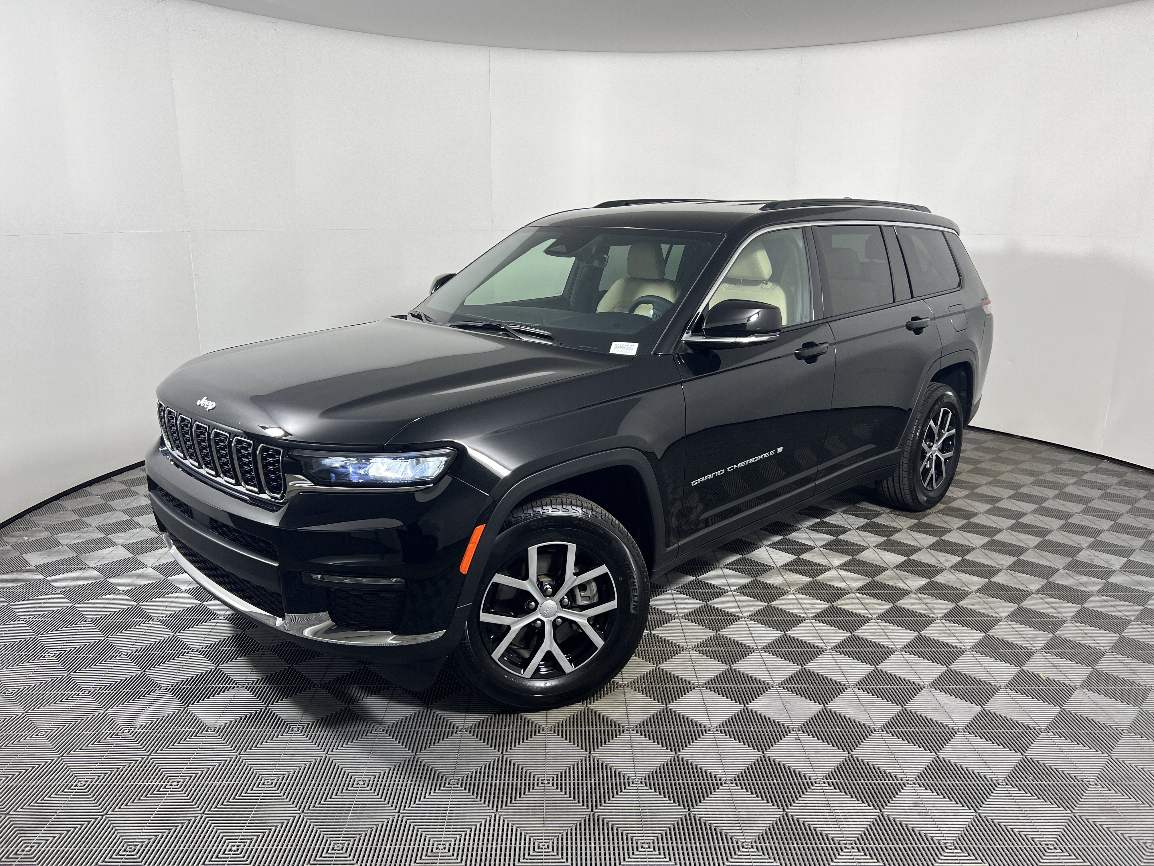 Used 2025 Jeep Grand Cherokee L Limited AWD/4WD image 1