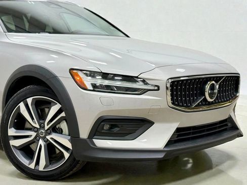 Used 2025 Volvo V60 B5 Cross Country Plus image 4