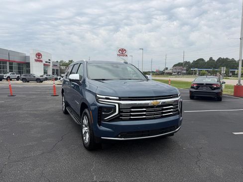 Used 2025 Chevrolet Suburban Premier w/ Sun And Tow Package AWD/4WD image 3