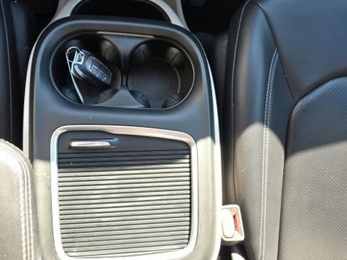 Used 2023 Chrysler Pacifica Touring-L FWD image 26