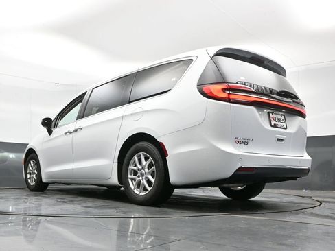 Used 2023 Chrysler Pacifica Touring-L FWD image 48