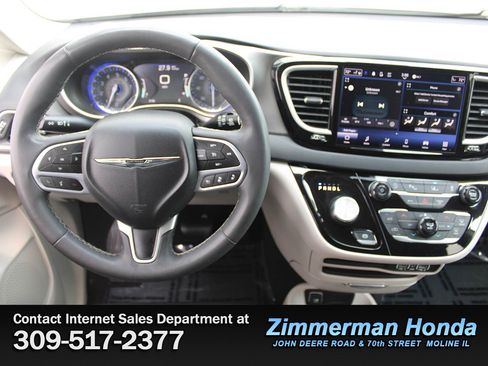 Used 2023 Chrysler Pacifica Touring-L FWD image 13