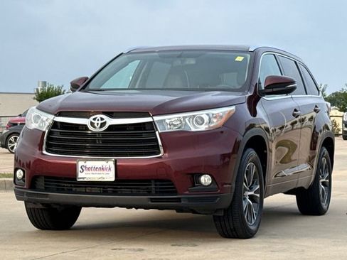 Used 2016 Toyota Highlander XLE FWD image 3