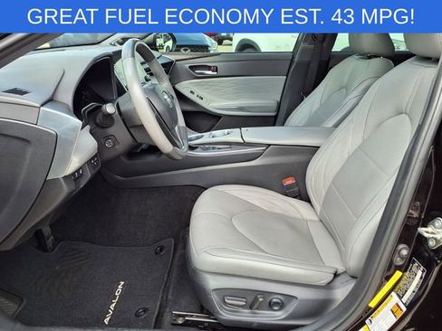 Used 2019 Toyota Avalon Limited FWD image 18