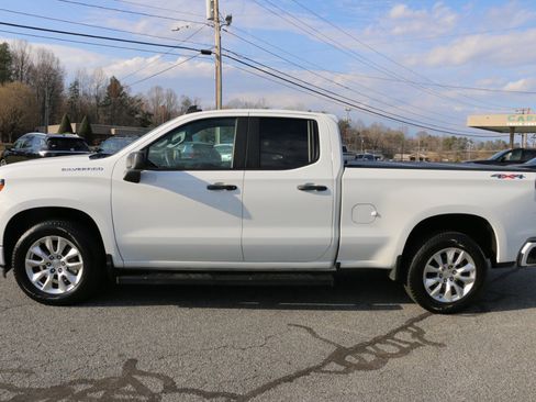 Used 2023 Chevrolet Silverado 1500 Custom image 2