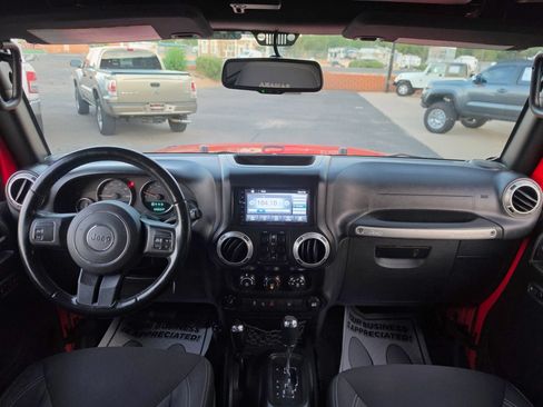 Used 2018 Jeep Wrangler Unlimited Sahara AWD/4WD image 9