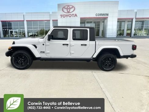 Used 2022 Jeep Gladiator Willys image 2