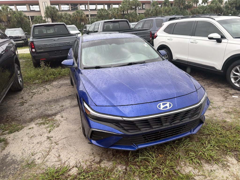 Used 2024 Hyundai Elantra SE FWD image 3