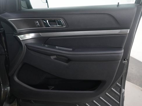 Used 2018 Ford Explorer XLT image 11