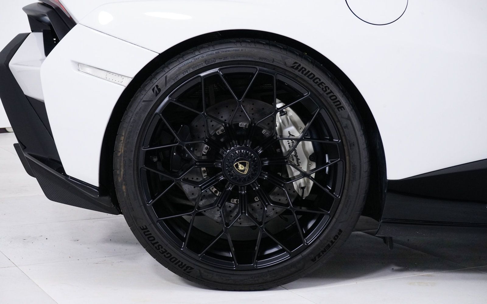 Used 2023 Lamborghini Huracan STO RWD image 13