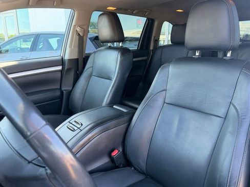 Used 2019 Toyota Highlander XLE AWD/4WD image 6