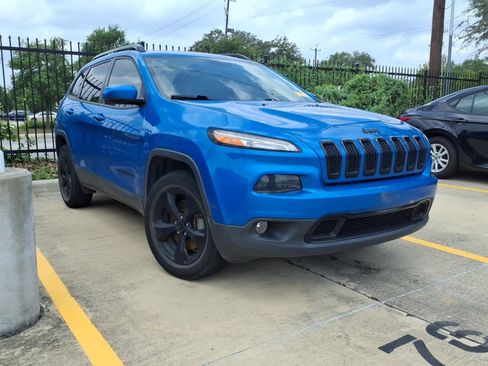 Used 2018 Jeep Cherokee Limited w/ High Altitude Package AWD/4WD image 3