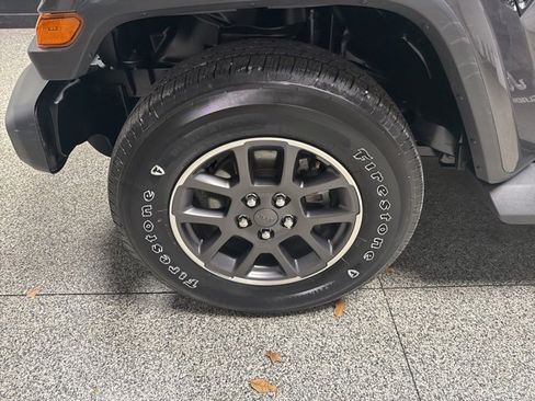 Used 2021 Jeep Gladiator Overland image 4