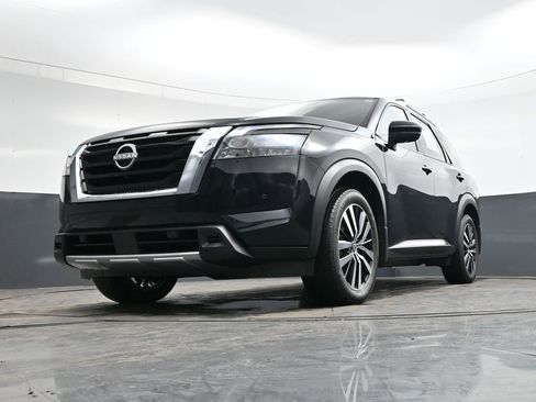 Used 2025 Nissan Pathfinder Platinum image 41