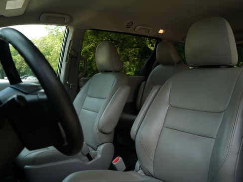 Used 2020 Toyota Sienna L image 17