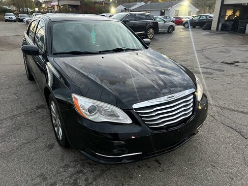 Used 2011 Chrysler 200 Touring image 2