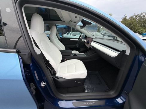 Used 2024 Tesla Model Y Long Range AWD/4WD image 35