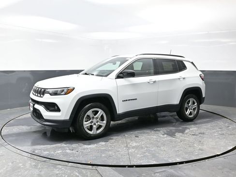 Used 2024 Jeep Compass Latitude image 9