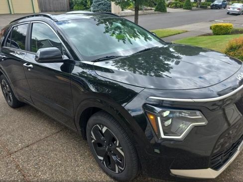 Used 2024 Kia Niro Wave w/ Wave Preserve Package FWD image 3
