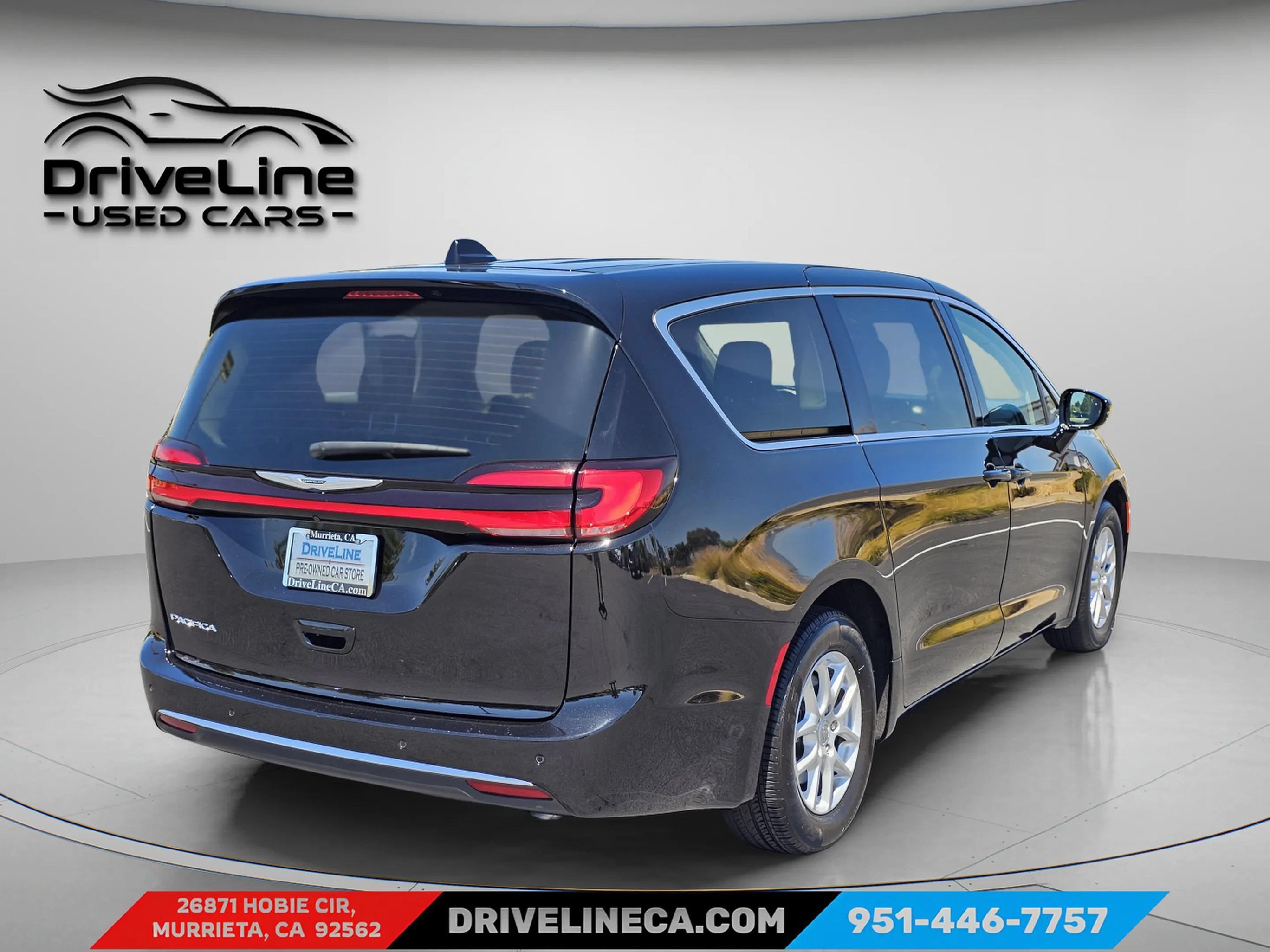 Used 2024 Chrysler Pacifica Touring-L FWD image 6
