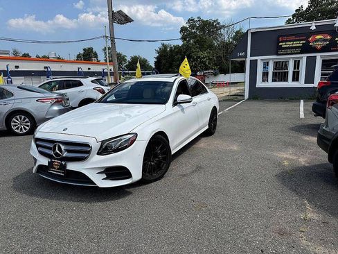 Used 2017 Mercedes-Benz E 300 4MATIC image 3