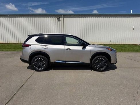 Used 2025 Nissan Rogue Platinum w/ Tech Package AWD/4WD image 2