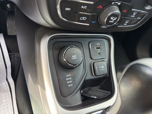 Used 2019 Jeep Compass Latitude w/ Popular Equipment Group AWD/4WD image 16