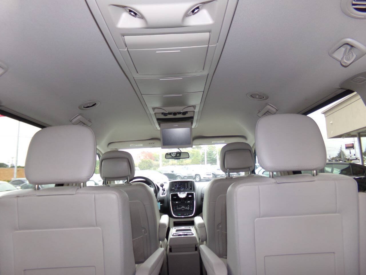 Used 2013 Chrysler Town & Country Touring FWD image 24