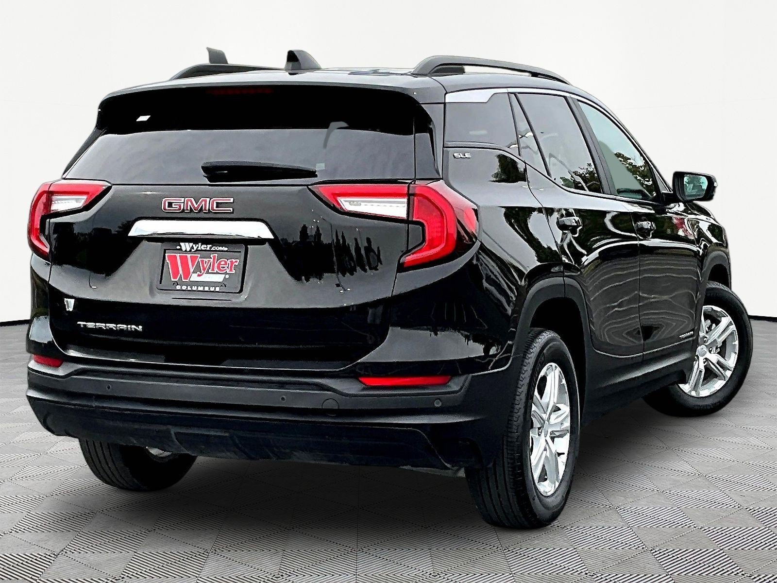 Used 2024 GMC Terrain SLE w/ Driver Convenience Package FWD image 6