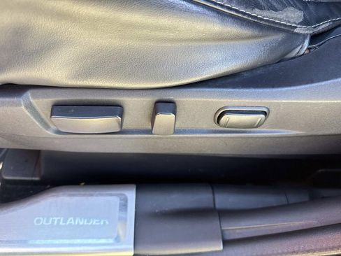 Used 2020 Mitsubishi Outlander SE image 25