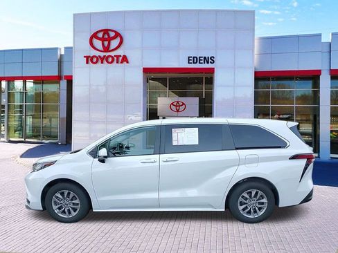 Used 2022 Toyota Sienna LE image 6