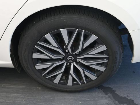 Used 2025 Nissan Altima 2.5 SV FWD image 12