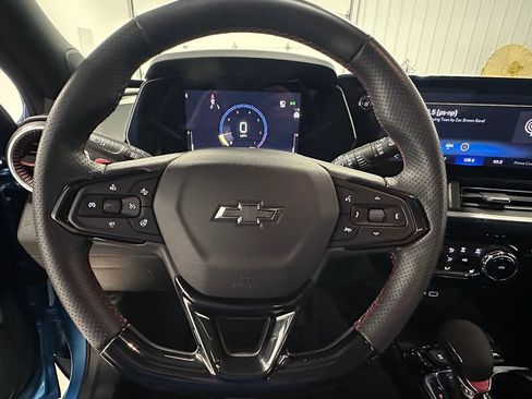 Used 2025 Chevrolet Trax RS FWD image 34