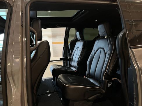 Used 2025 Chrysler Pacifica Limited image 28