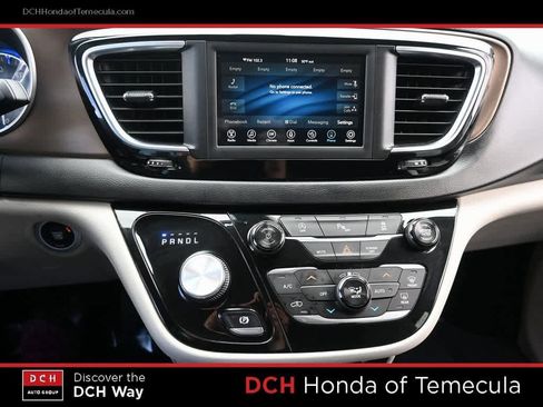 Used 2018 Chrysler Pacifica Touring-L image 12