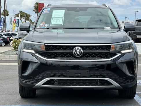 Used 2023 Volkswagen Taos SE w/ Panoramic Sunroof Package FWD image 9