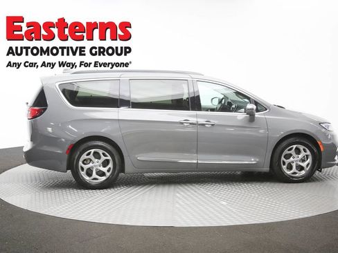 Used 2022 Chrysler Pacifica Limited FWD image 42