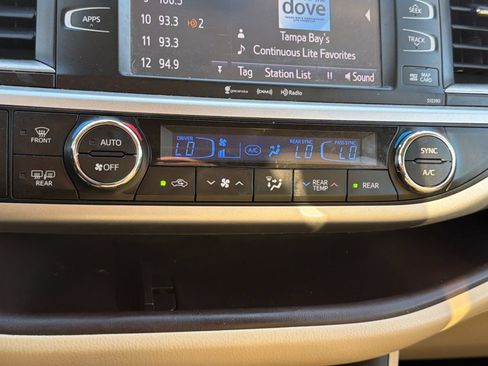 Used 2019 Toyota Highlander XLE FWD image 21