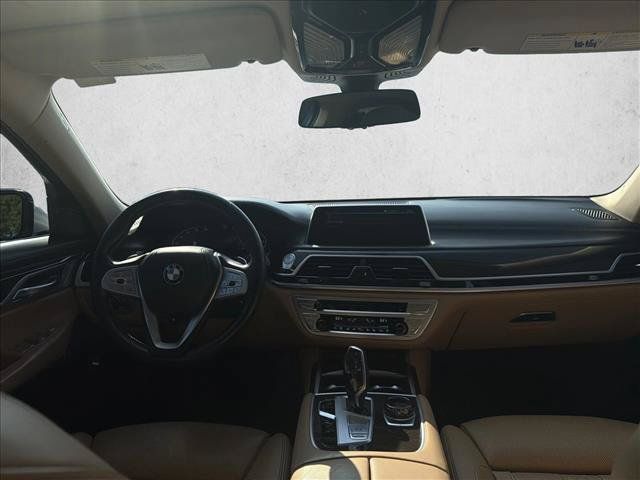 Used 2020 BMW 750i xDrive w/ Executive Package AWD/4WD image 28