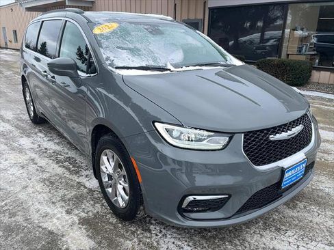 Certified 2022 Chrysler Pacifica Touring-L image 3