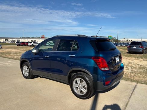 Used 2020 Chevrolet Trax LT w/ LT Convenience Package image 6