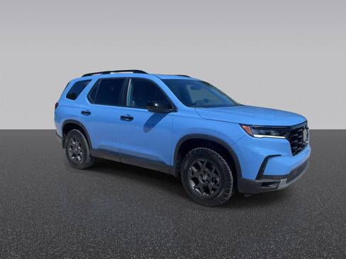 Certified 2025 Honda Pilot TrailSport image 3