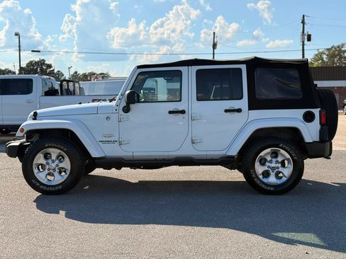 Used 2015 Jeep Wrangler Unlimited Sahara w/ Connectivity Group AWD/4WD image 6