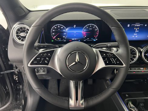 Used 2025 Mercedes-Benz GLB 250 4MATIC image 26