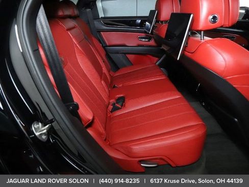 Used 2022 Bentley Bentayga image 28