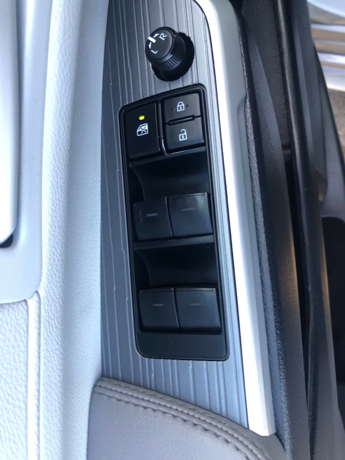 Certified 2025 Toyota Sienna LE w/ LE Plus Package FWD image 24