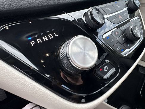 Used 2024 Chrysler Pacifica Touring-L FWD image 25