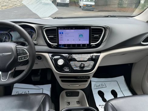 Used 2023 Chrysler Pacifica Touring-L FWD image 18