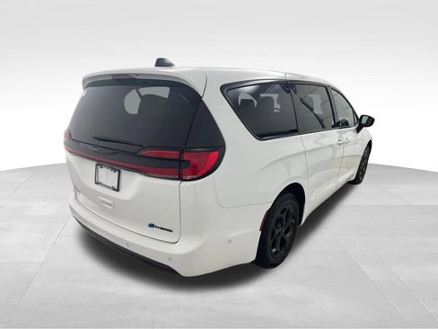 Used 2024 Chrysler Pacifica Limited FWD image 5