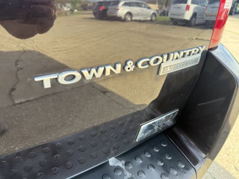 Used 2010 Chrysler Town & Country Limited image 11